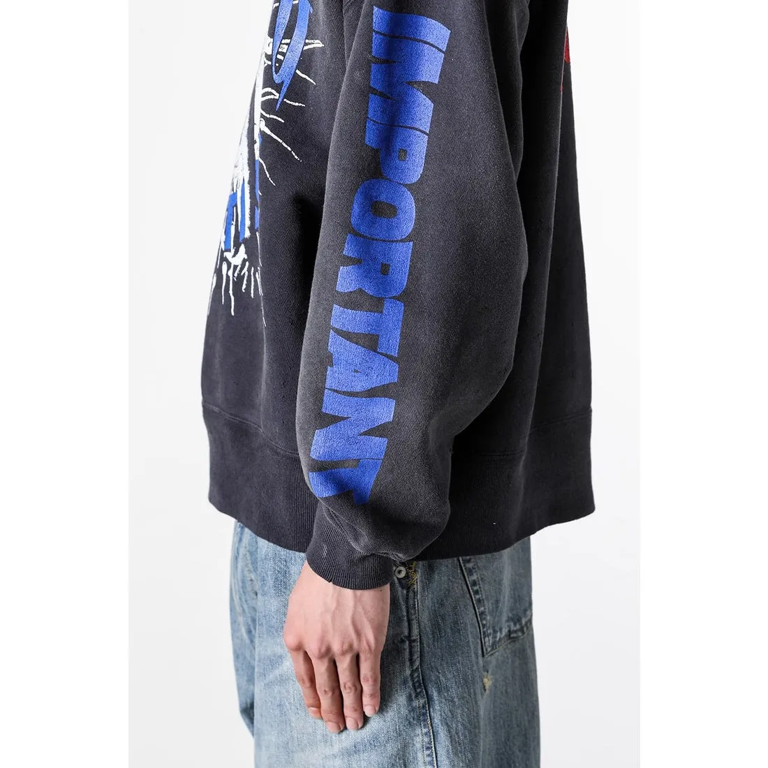 SAINT Mxxxxxx × Kosuke Kawamura KK_CRW SWT/NOTHNG IMP/BLK joint model Holy Infant Tadpole retro distressed sweatshirt, washed black S-XL Assute dyeing, genuine whole garment sprayed with horsetail fading process, collar/cuffs frayed in many places, front and rear panels/sleeves super complicated hanging grinding, heavy washing and distressing, correct fruit mark/angel mark